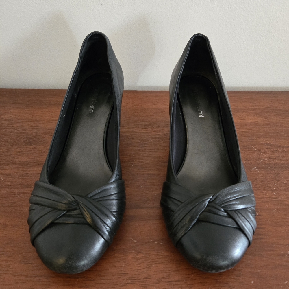 Elegant Black Leather Roberto Vianni Pumps